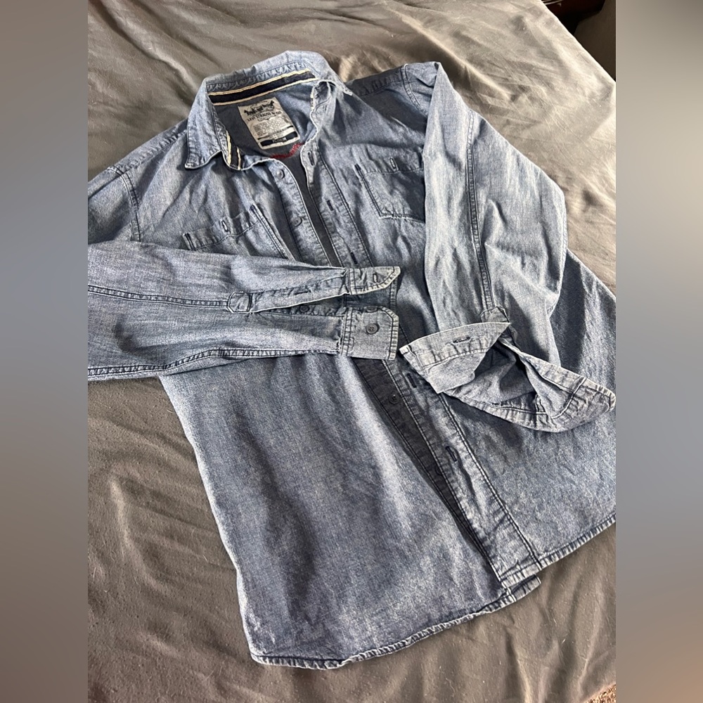 Vintage Levi’s Denim Buttoned Shirt